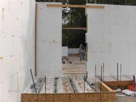 Energy-Efficient-House-First-Floor-Insul-Deck-Panels-Installation-Picture-1